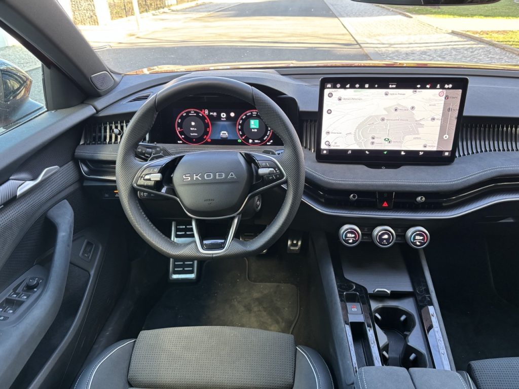 test ŠKODA SUPERB SPORTLINI: foto Žena v autě.cz_2023 2 ve velké velikosti