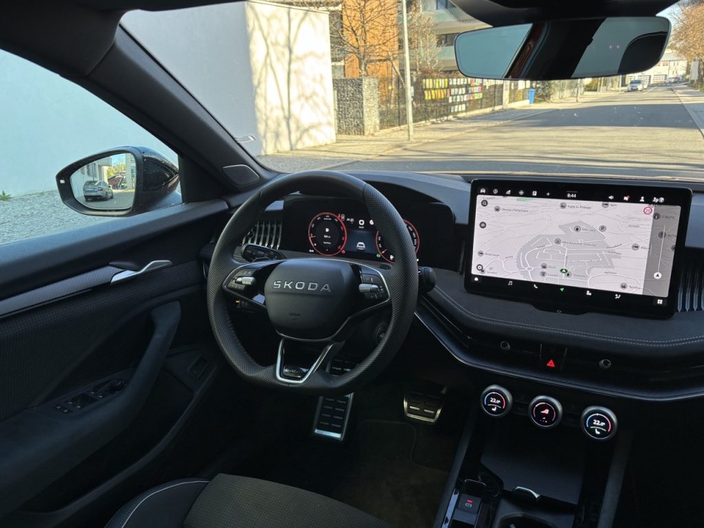test ŠKODA SUPERB SPORTLINI: foto Žena v autě.cz_2025 2 ve velké velikosti