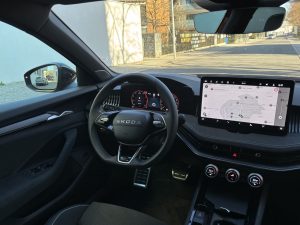 test ŠKODA SUPERB SPORTLINI: foto Žena v autě.cz_2025 2 ve velké velikosti