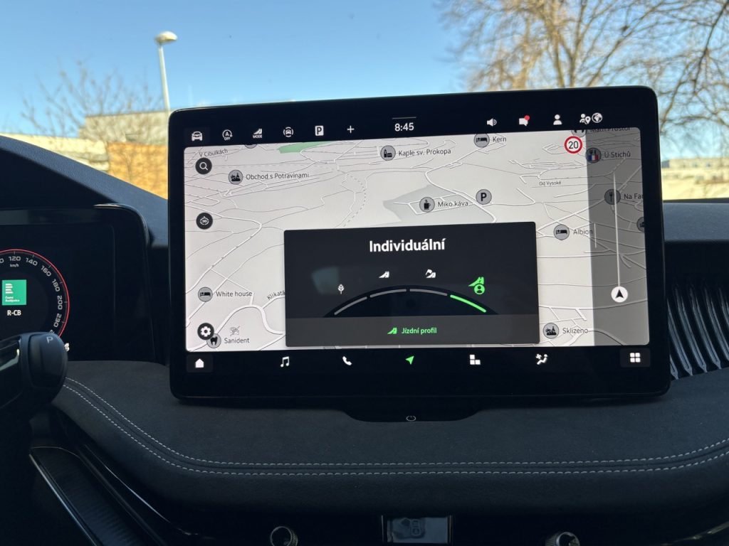 test ŠKODA SUPERB SPORTLINI: foto Žena v autě.cz_2026 ve velké velikosti