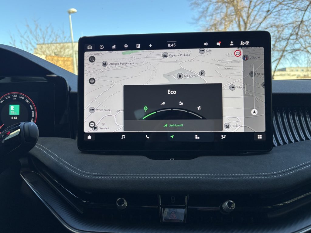 test ŠKODA SUPERB SPORTLINI: foto Žena v autě.cz_2028 ve velké velikosti