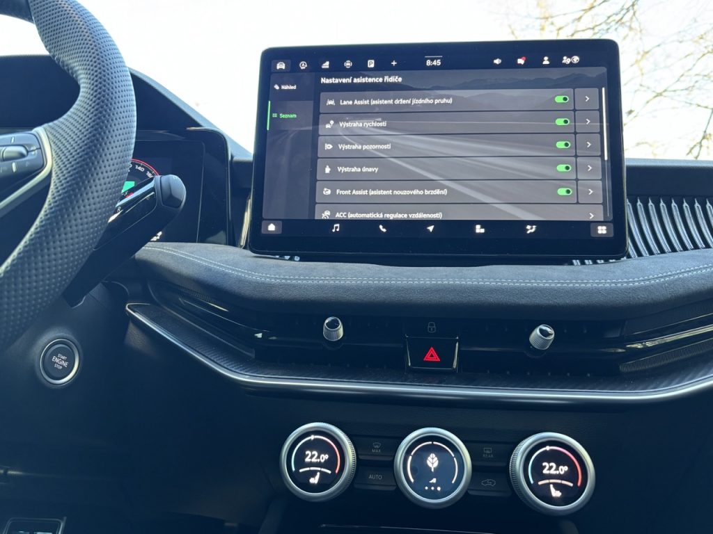test ŠKODA SUPERB SPORTLINI: foto Žena v autě.cz_2030 ve velké velikosti