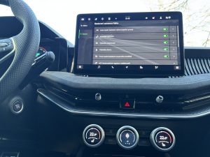 test ŠKODA SUPERB SPORTLINI: foto Žena v autě.cz_2030 ve velké velikosti