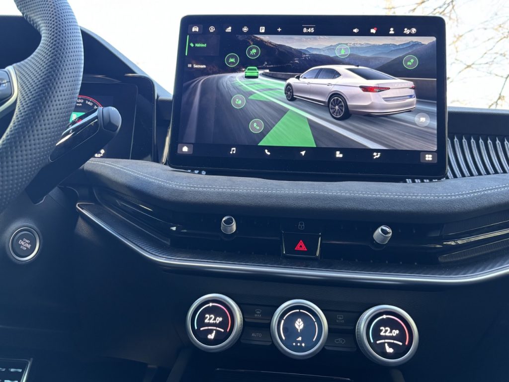 test ŠKODA SUPERB SPORTLINI: foto Žena v autě.cz_2032 ve velké velikosti