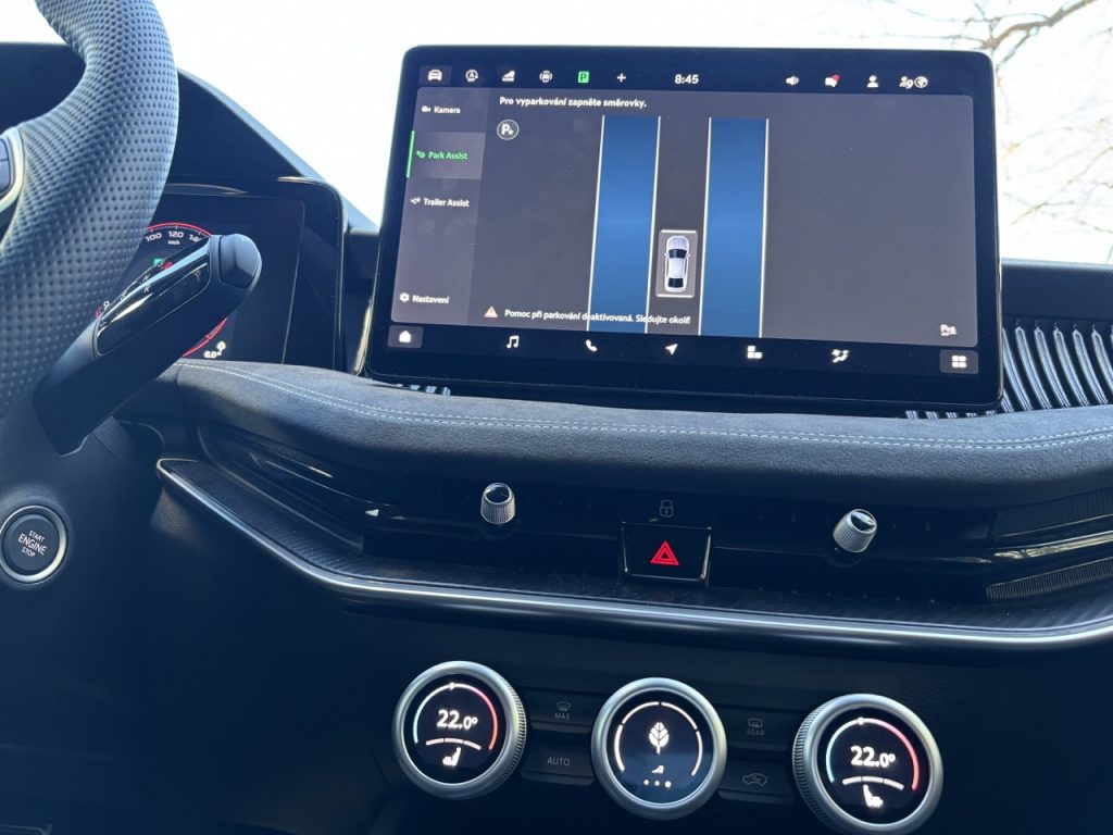 test ŠKODA SUPERB SPORTLINI: foto Žena v autě.cz_2033 ve velké velikosti