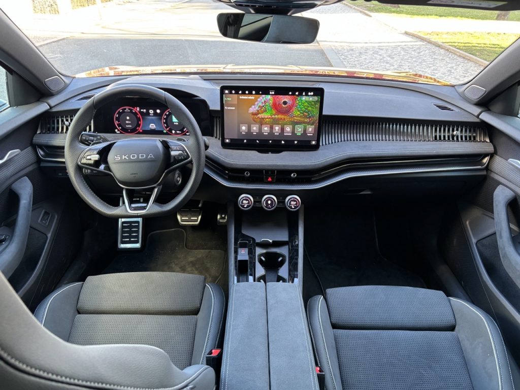 test ŠKODA SUPERB SPORTLINI: foto Žena v autě.cz_2036 2 ve velké velikosti