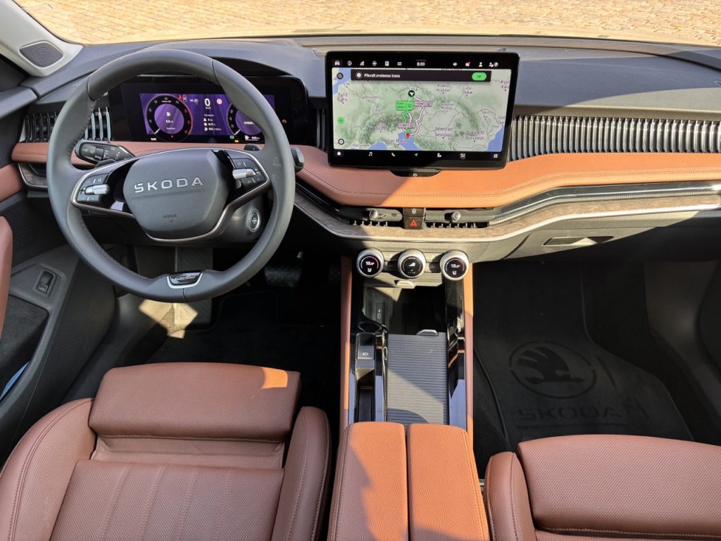 Přátelská navigace v modelu Škoda Superb (výbava Laurin/Klement): foto Žena v autě.cz