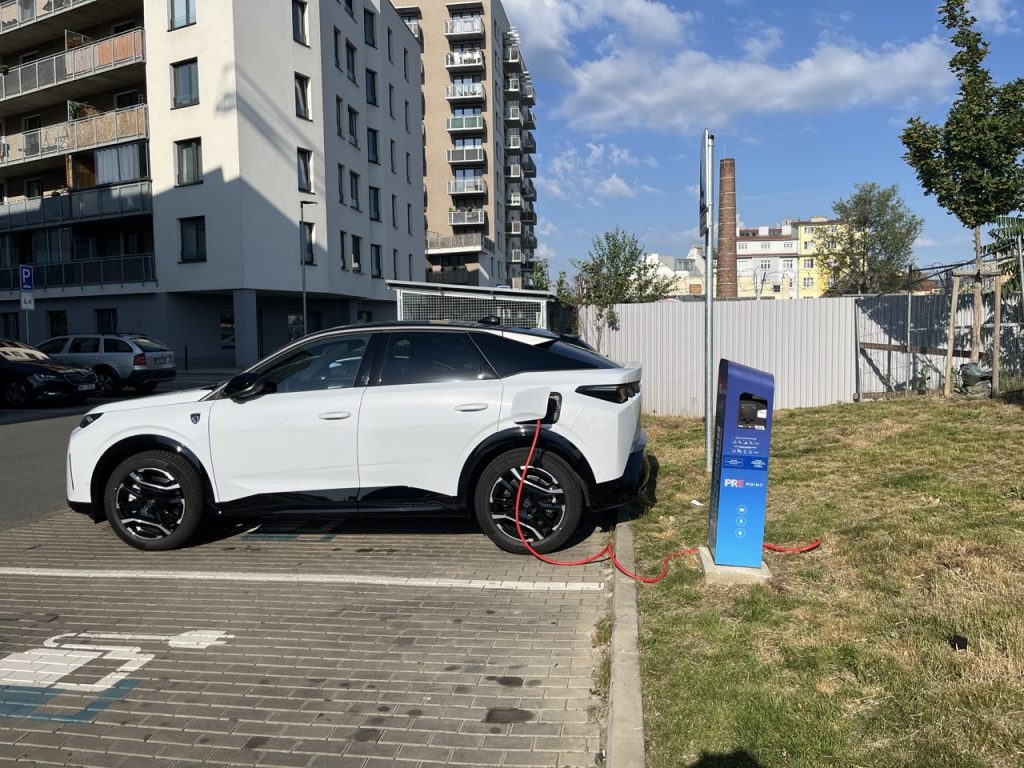 Peugeot e-3008: foto Žena v autě.cz