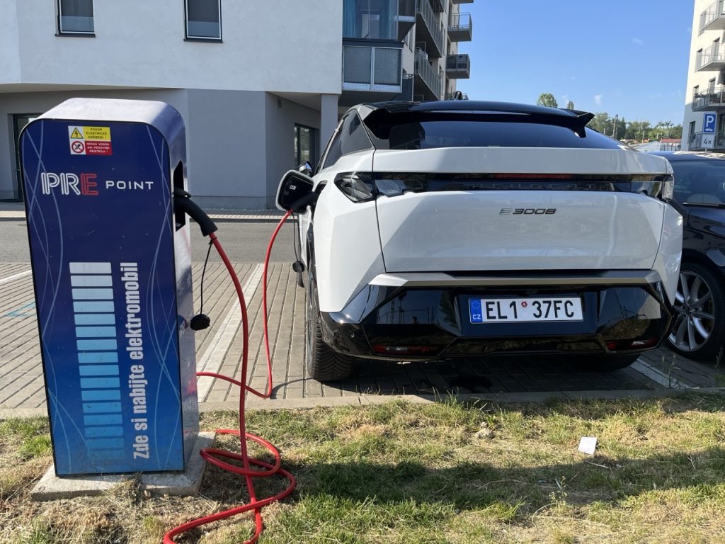 Peugeot e-3008: foto Žena v autě.cz