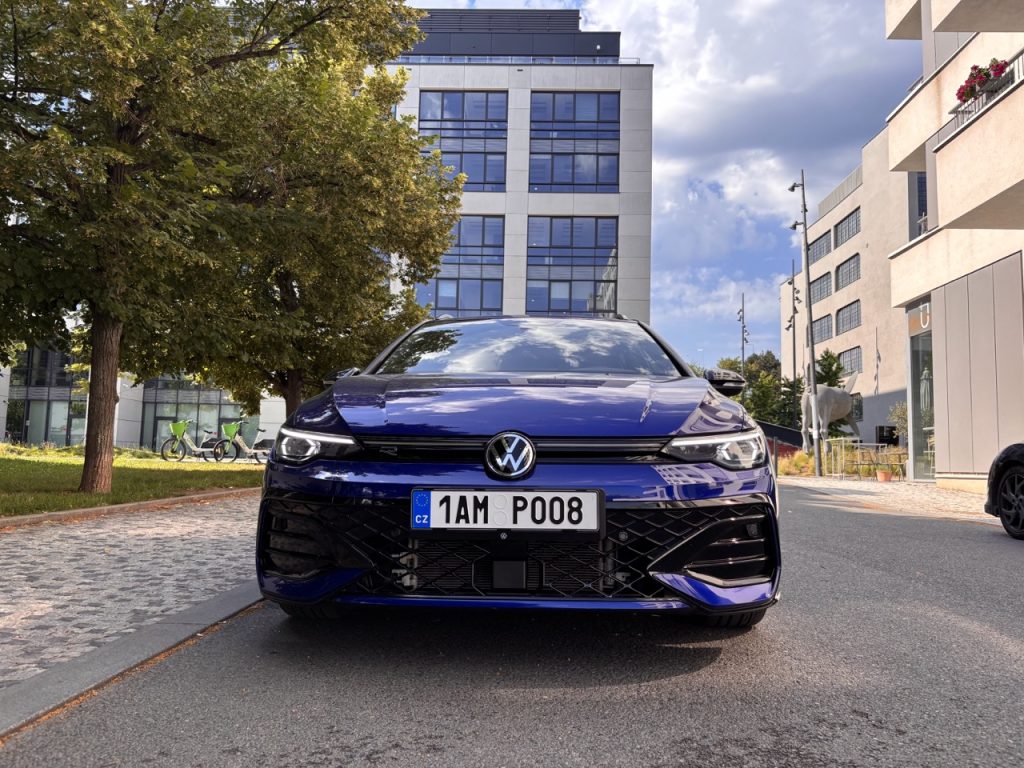VW Golf Variant: foto Žena v autě.cz_4520 ve velké velikosti