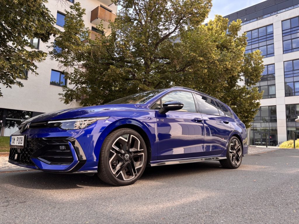 VW Golf Variant: foto Žena v autě.cz_4522 ve velké velikosti