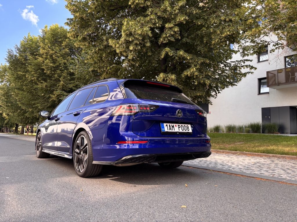 VW Golf Variant: foto Žena v autě.cz_4524 ve velké velikosti