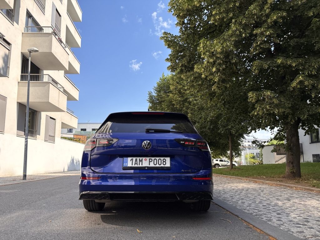 VW Golf Variant: foto Žena v autě.cz_4529 ve velké velikosti