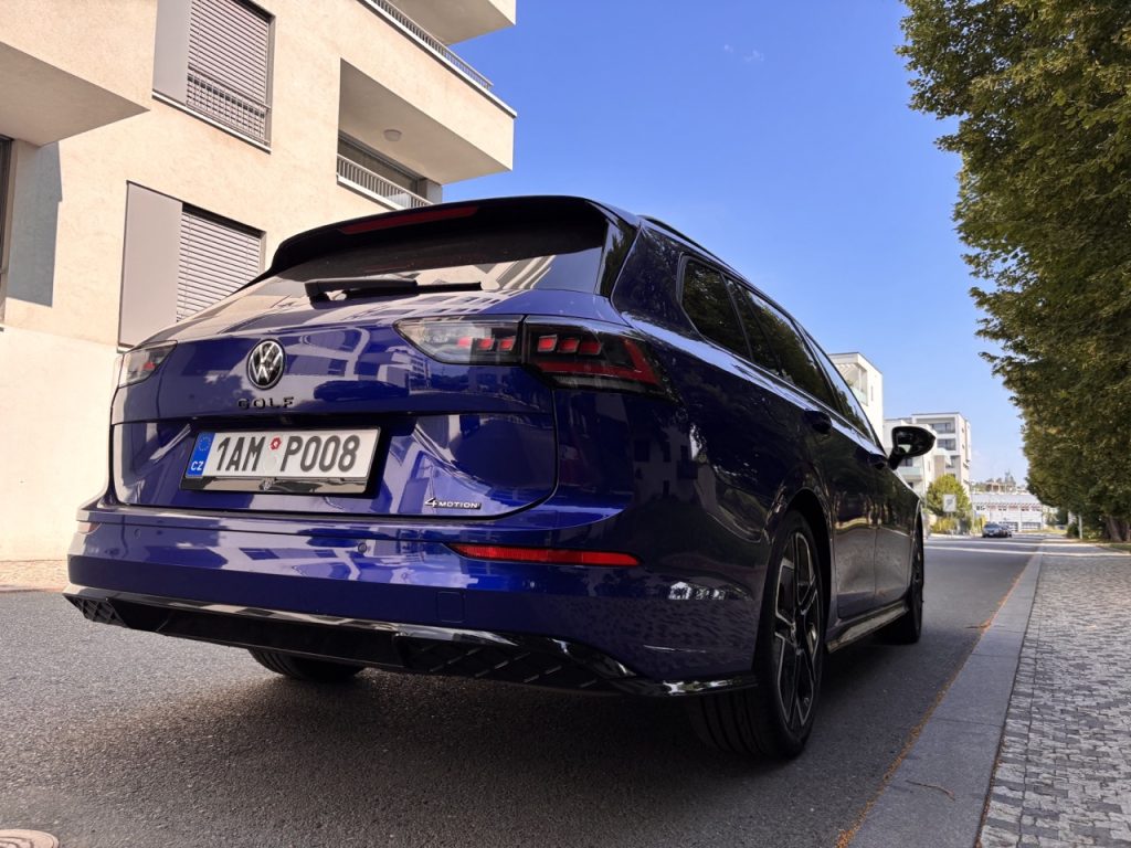 VW Golf Variant: foto Žena v autě.cz_4532 ve velké velikosti