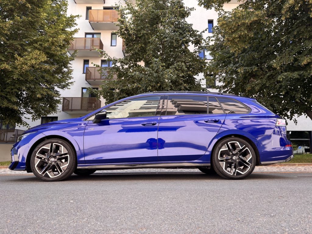 VW Golf Variant: foto Žena v autě.cz_4533 ve velké velikosti