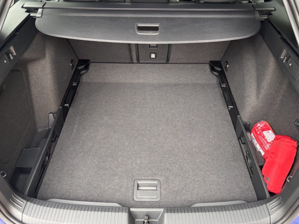 VW Golf Variant: foto Žena v autě.cz_4542 ve velké velikosti