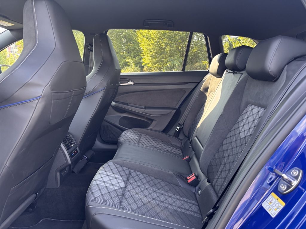 VW Golf Variant: foto Žena v autě.cz_4559 ve velké velikosti