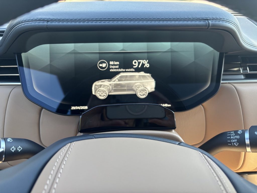 test RANGE ROVER P550e: foto Žena v autě.cz_2783 ve velké velikosti