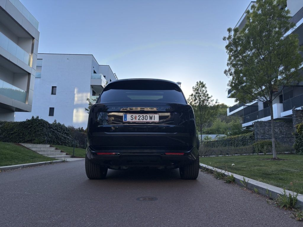 test RANGE ROVER P550e: foto Žena v autě.cz_2796 ve velké velikosti