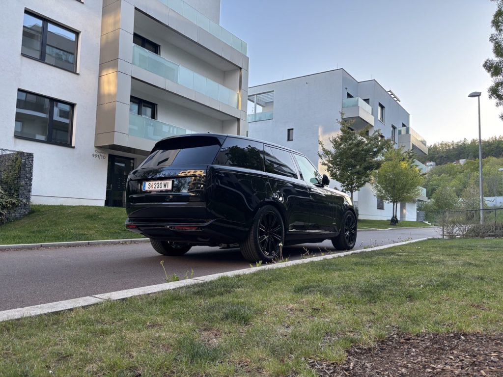 test RANGE ROVER P550e: foto Žena v autě.cz_2802 ve velké velikosti