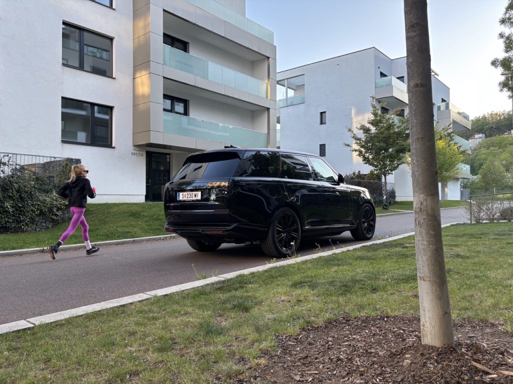test RANGE ROVER P550e: foto Žena v autě.cz_2808 ve velké velikosti