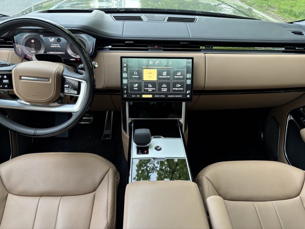 test RANGE ROVER P550e: foto Žena v autě.cz_2915 ve velké velikosti