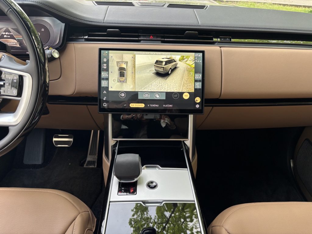 test RANGE ROVER P550e: foto Žena v autě.cz_2916 ve velké velikosti
