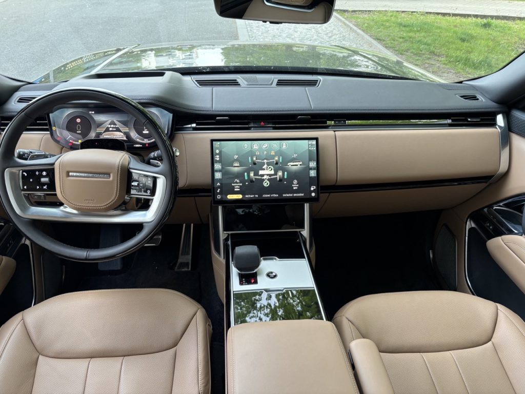 test RANGE ROVER P550e: foto Žena v autě.cz_2919 ve velké velikosti