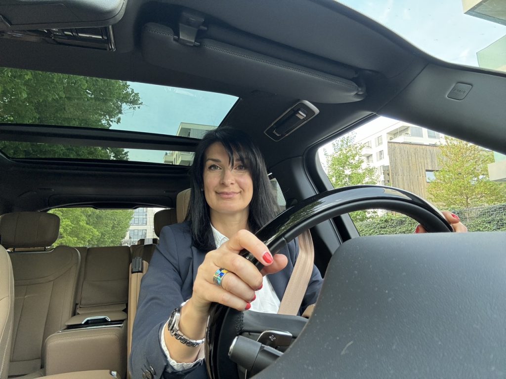 test RANGE ROVER P550e: foto Žena v autě.cz_2931 ve velké velikosti